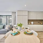 Apartamento Bright Modern Beachside With Pool & Seaview