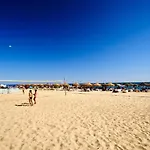 Apartamento Bright Modern Beachside With Pool & Seaview *