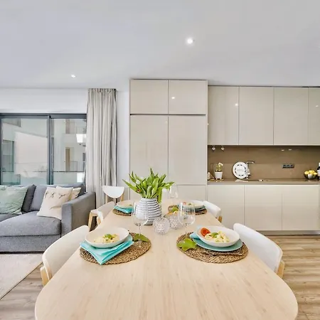 Lejlighed Bright Modern Beachside With Pool & Seaview