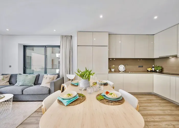 דירה Bright Modern Beachside With Pool & Seaview