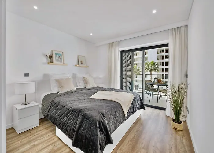 Lejlighed Bright Modern Beachside With Pool & Seaview *
