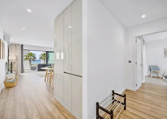 Bright Modern Beachside With Pool & Seaview דירה *
