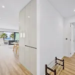 Bright Modern Beachside With Pool & Seaview Apartmán *