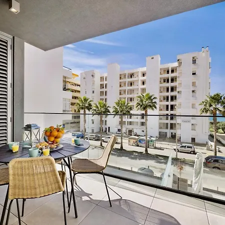 Bright Modern Beachside With Pool & Seaview *