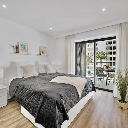 شقة Bright Modern Beachside With Pool & Seaview *
