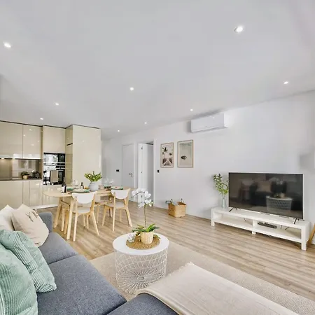 Bright Modern Beachside With Pool & Seaview شقة