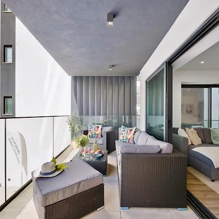 Bright Modern Beachside With Pool & Seaview *