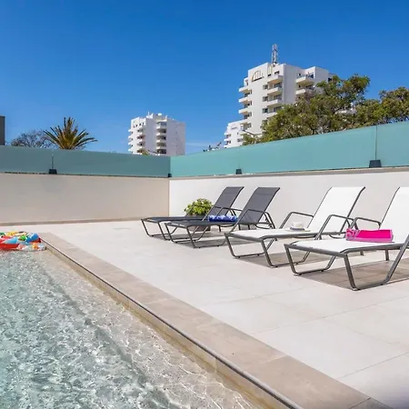Bright Modern Beachside With Pool & Seaview Apartmán *