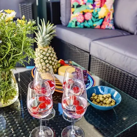 Bright Modern Beachside With Pool & Seaview Quarteira