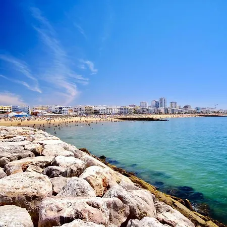 شقة Bright Modern Beachside With Pool & Seaview *
