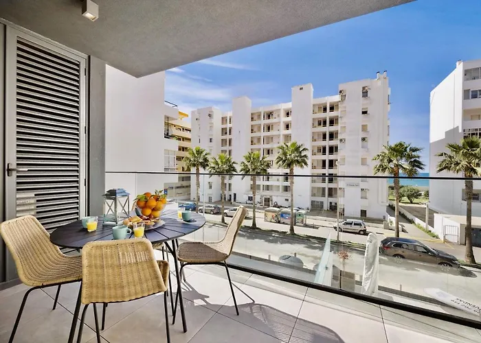 Bright Modern Beachside With Pool & Seaview *