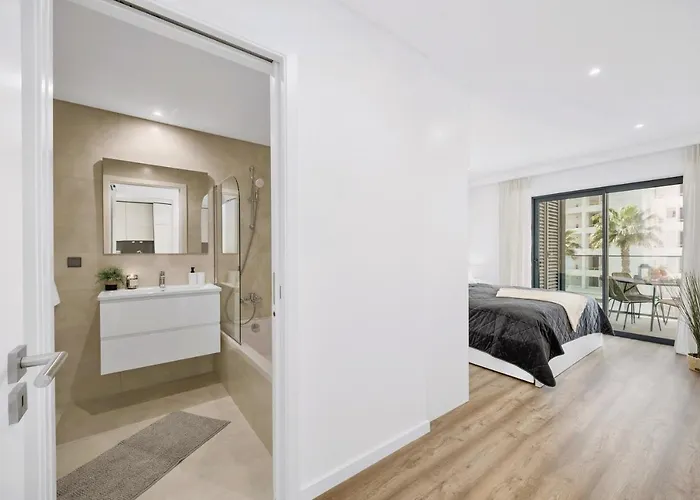 Bright Modern Beachside With Pool & Seaview Apartament *