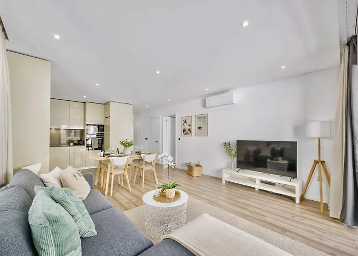 Bright Modern Beachside With Pool & Seaview Apartament