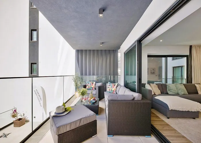 Bright Modern Beachside With Pool & Seaview *