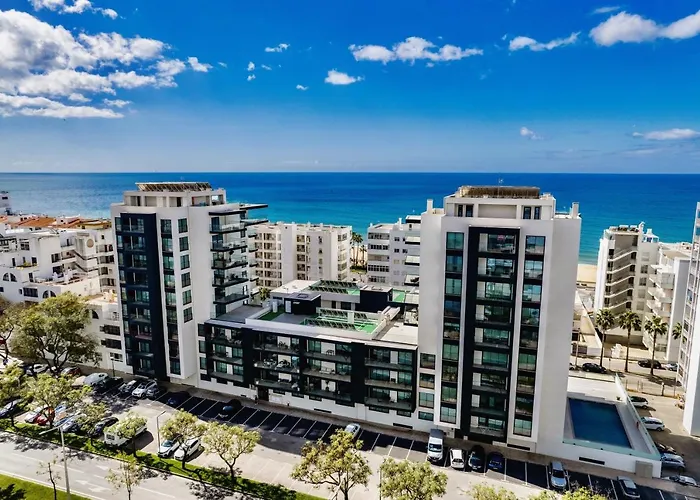 Bright Modern Beachside With Pool & Seaview Apartament