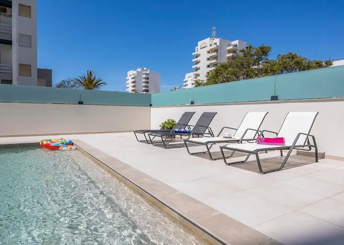 Bright Modern Beachside With Pool & Seaview Apartament *