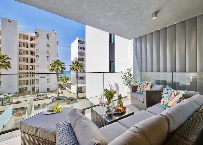 Bright Modern Beachside With Pool & Seaview Apartament *
