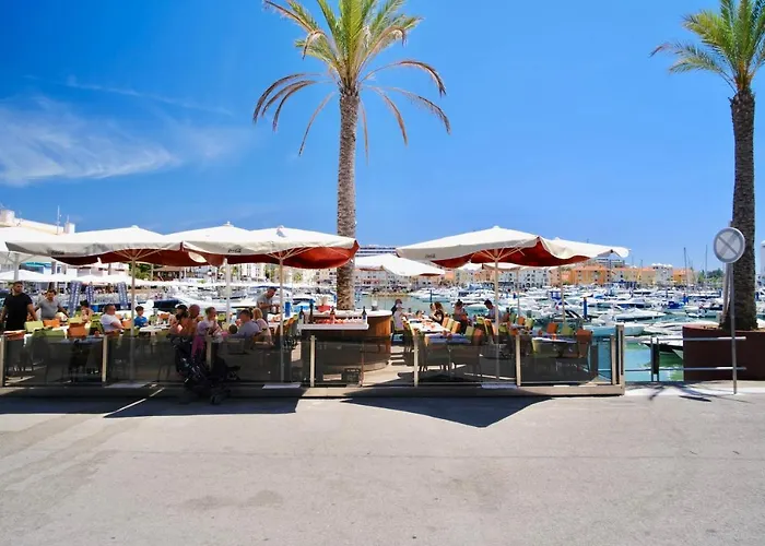 Bright Modern Beachside With Pool & Seaview Apartament *