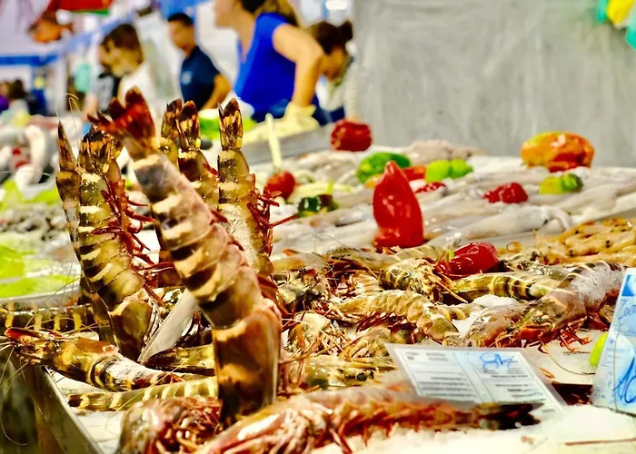 Apartment Bright Modern Beachside With Pool & Seaview